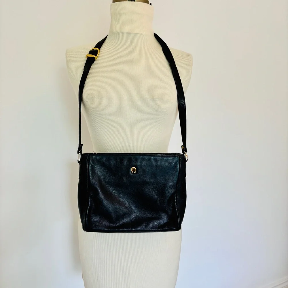 Vintage Navy leather Etienne Aigner adjustable shoulder bag
